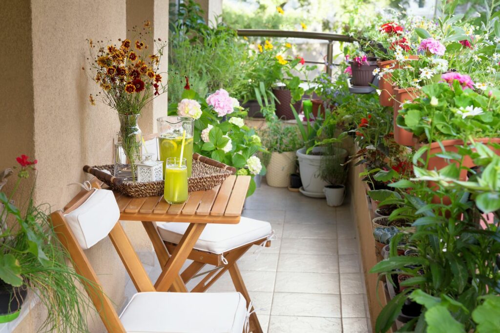  Balkon voller Blühpflanzen