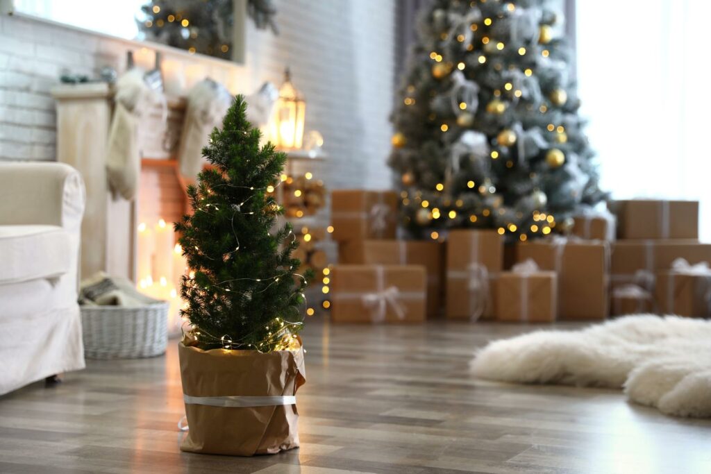 Kleiner Weihnachtsbaum im Wohnzimmer