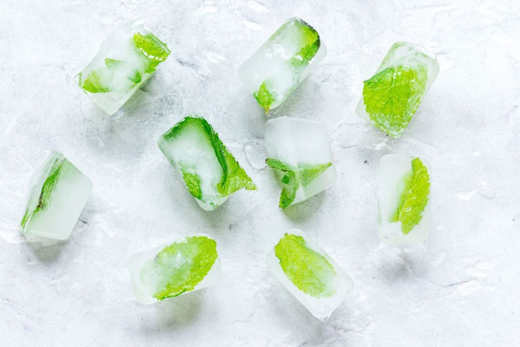 Minzblätter in Eiswürfeln