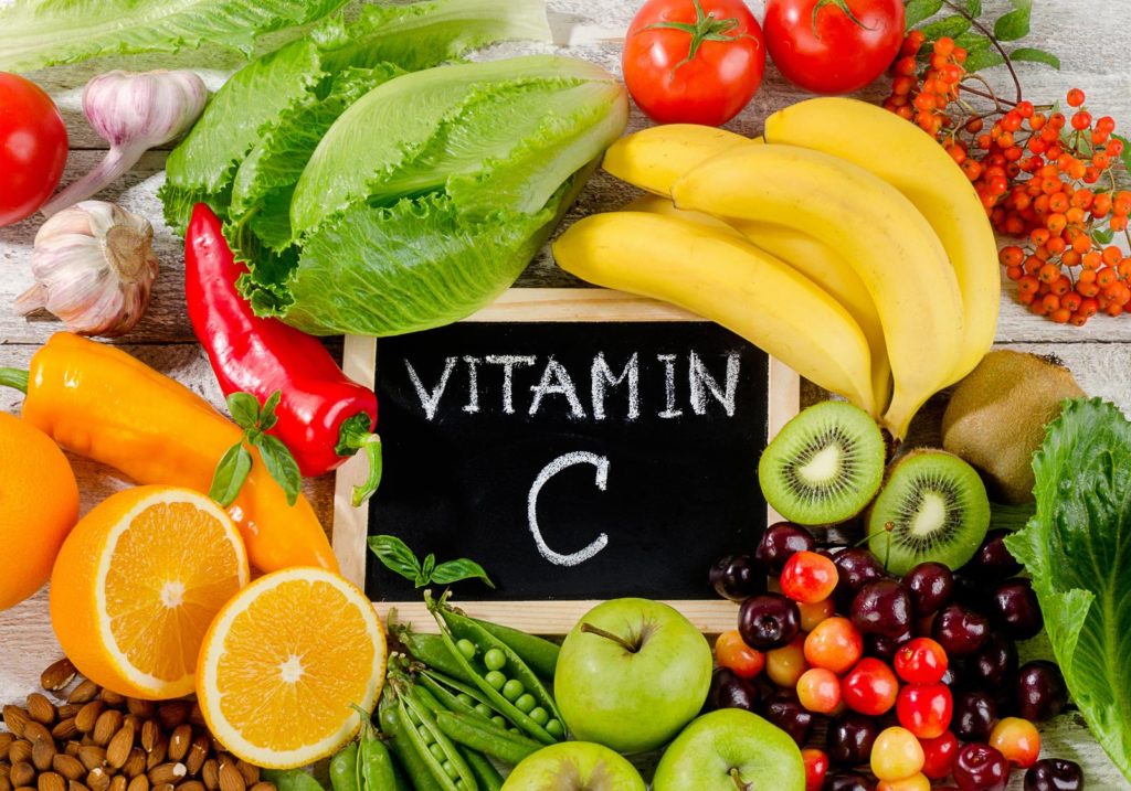 Obst und Gemüse um Vitamin C Schild