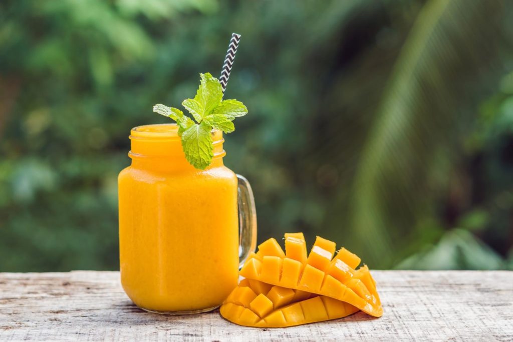 Mango aufgeschnitten und Saft