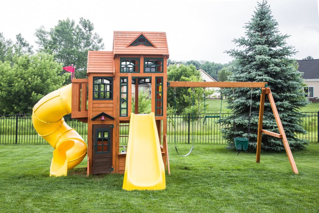 Spielgerüst für Kinder auf Rasen