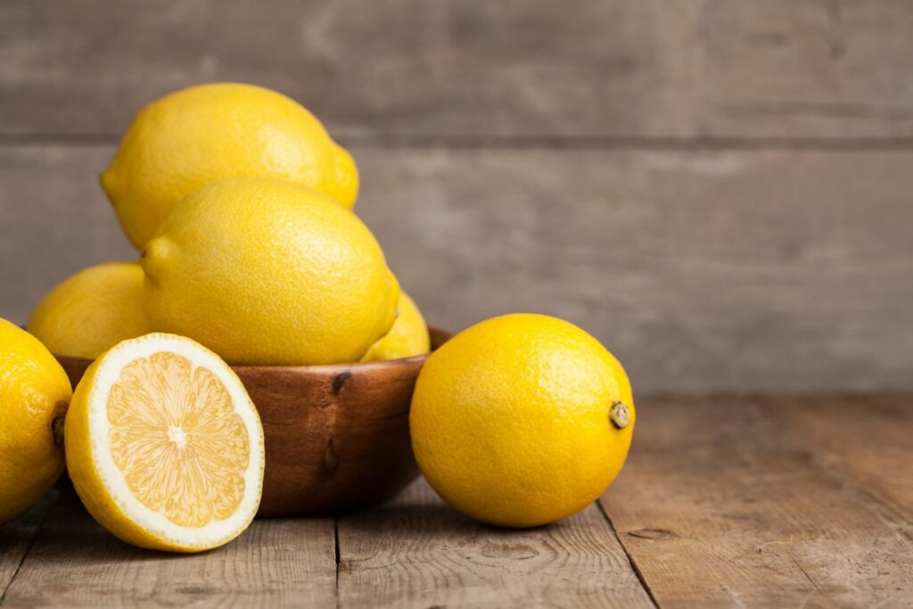 Zitrone in Schale auf Tisch