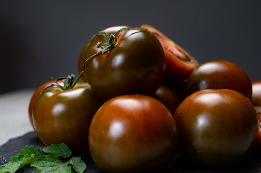 Dunkelrote Tomate der Sorte Kumato