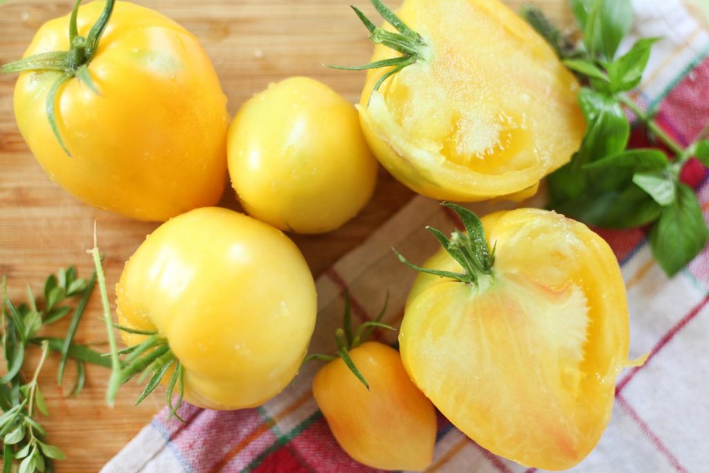 Aufgeschnittene, gelbe Tomate