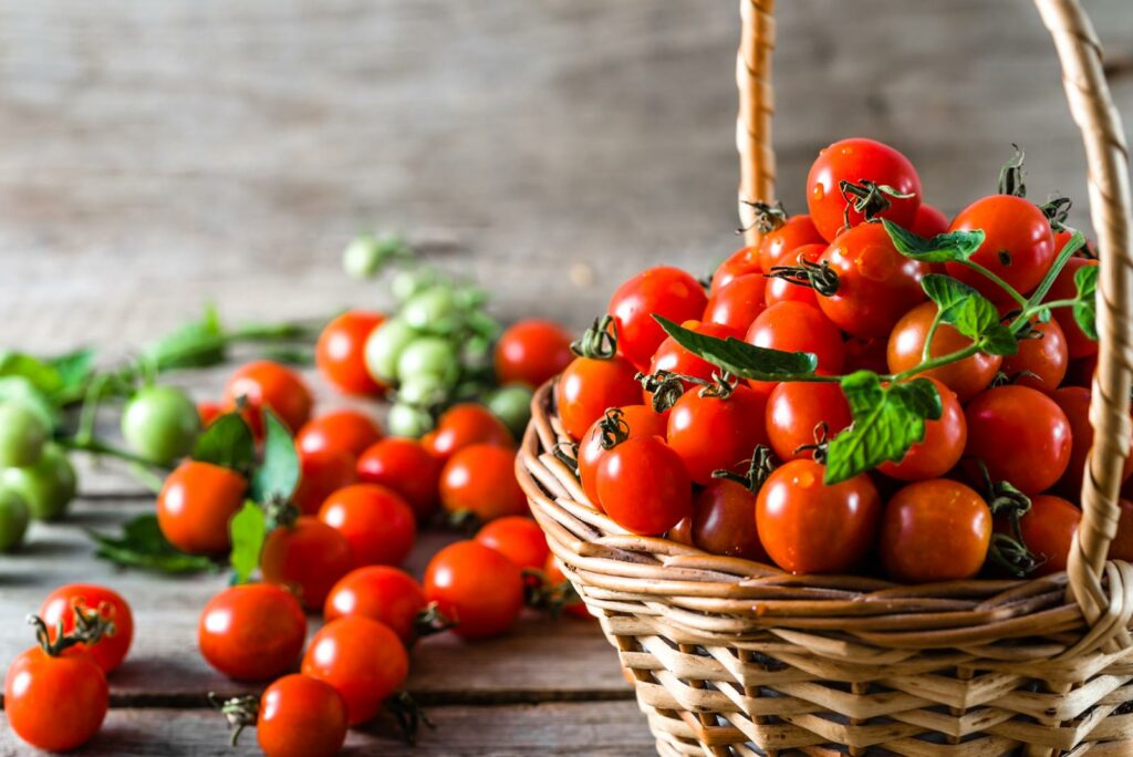 Kleine, rundliche, rote Tomaten
