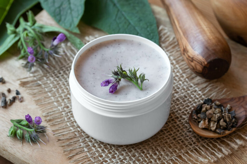 Dose mit Beinwell-Salbe