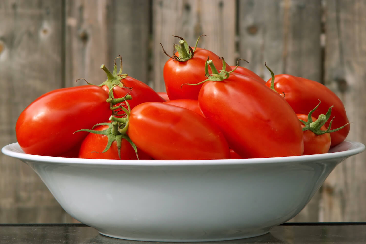Rote Zora-Tomate: Pflanzen &amp; pflegen - Plantura