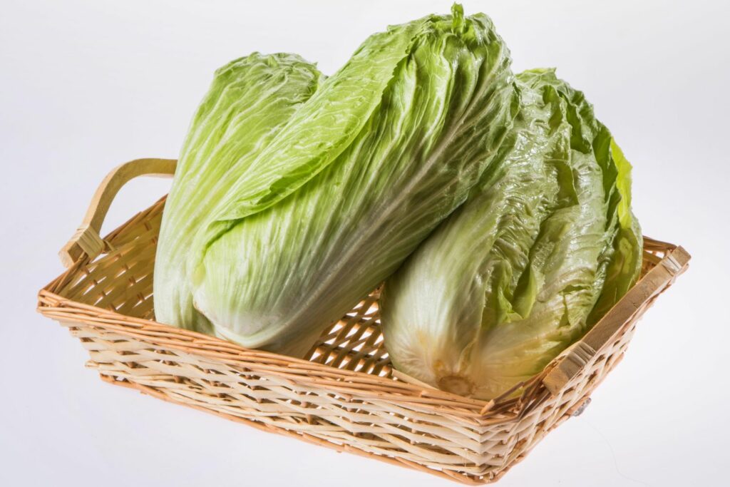 Fleischkraut-Salate in einem Korb