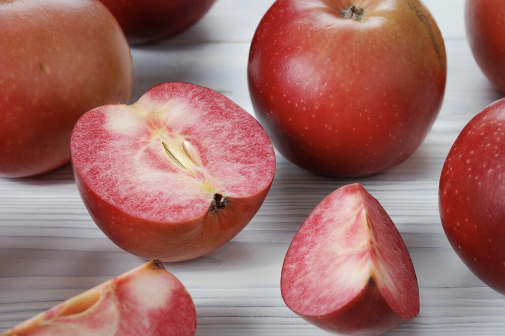Apfel der Sorte Redlove