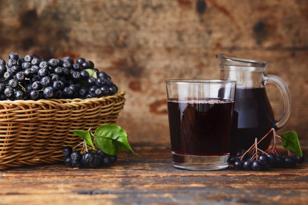 Aronia-Beeren und -Saft