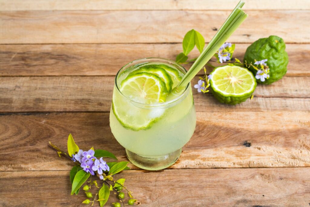 Limetten-Cocktail mit Zitronengras