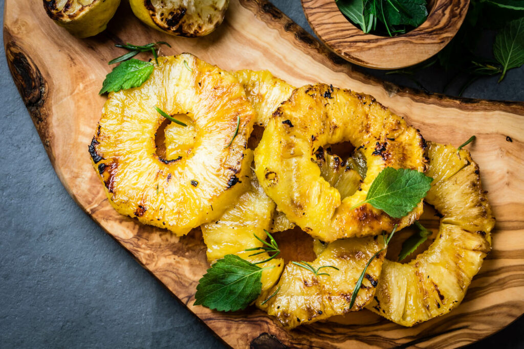 Minze auf gegrillter Ananas