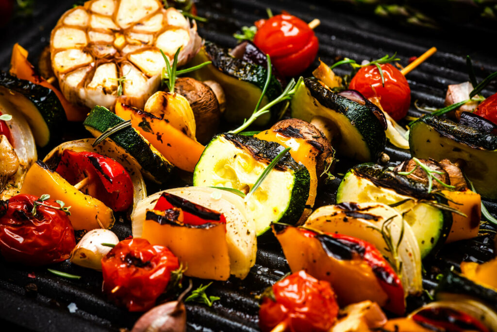 Gemüsespieße mit Kräutern auf dem Grill