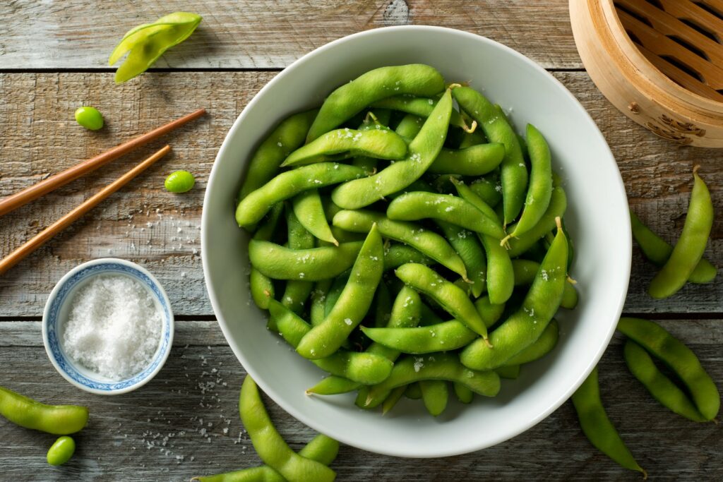 Edamame-Sojabohnen in Schüssel