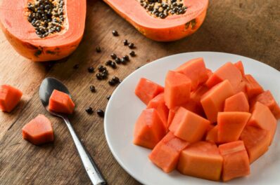 Wie isst man eine Papaya & sind die Kerne essbar?