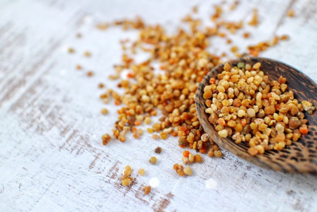 Blütenpollen auf einem Brett mit Holzlöffel