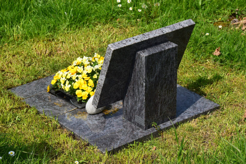 Urnengrab mit gelben Blumen