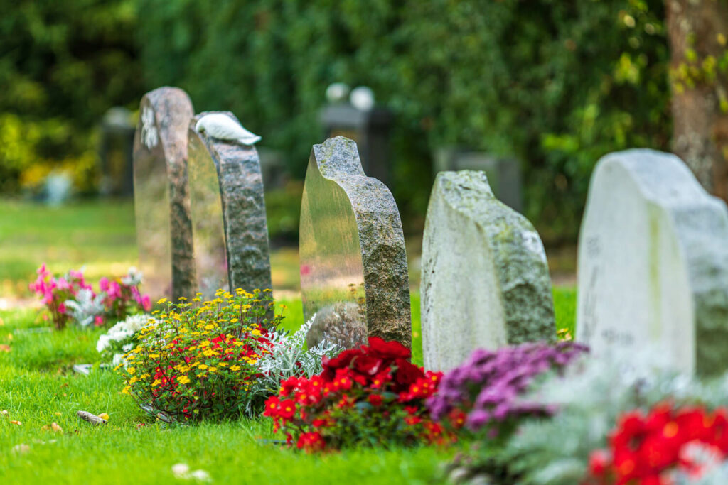 Urnengräber mit bunten Blumen