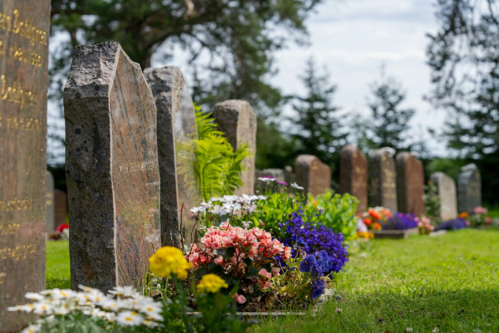 Urnengräber mit Blumen bepflanzt