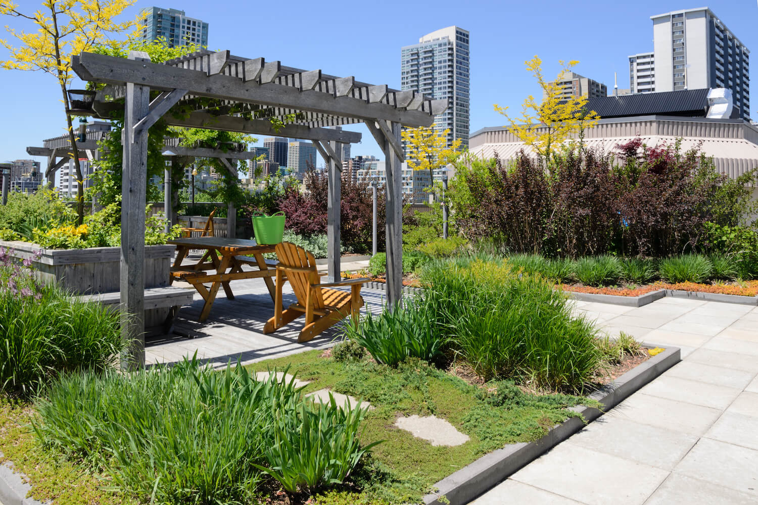 Intensive Dachbegrünung: Aufbau & Pflanzen