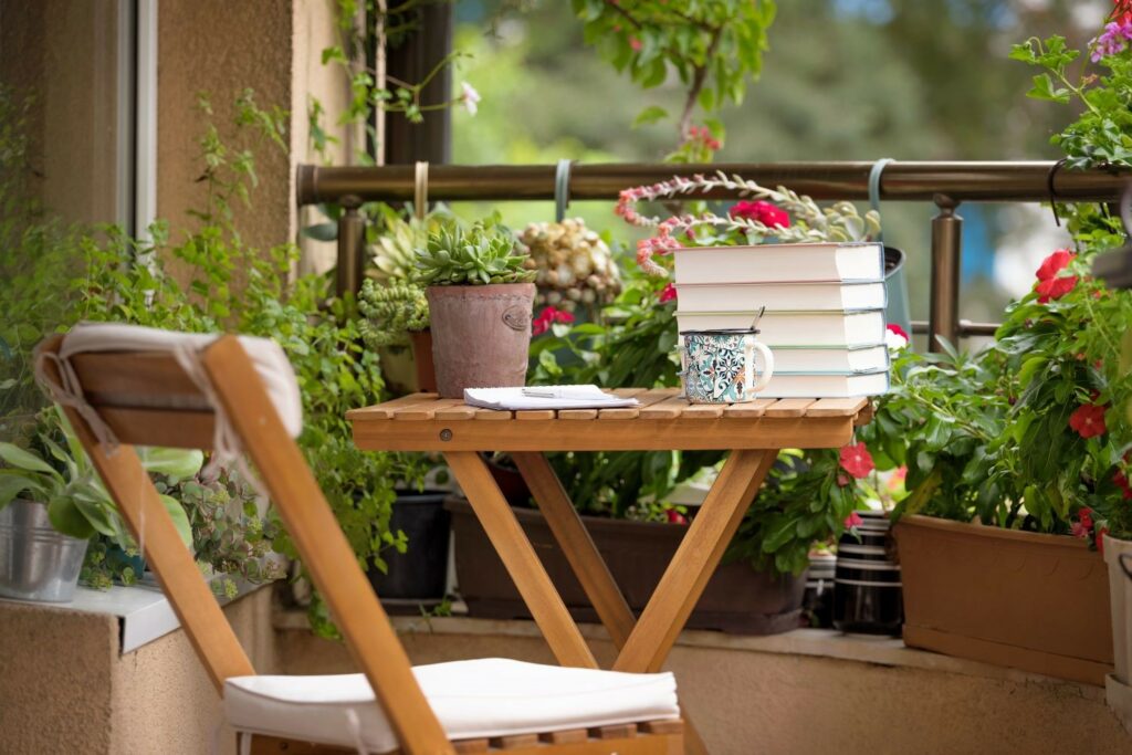 Kleiner Balkon voller pflegeleichter Pflanzen
